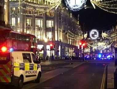 Χάος στην Oxford Street στο Λονδίνο -Έσπασαν τζαμαρίες καταστημάτων ομάδα νεαρών για να κλέψουν τα εμπορεύματα (φωτό)